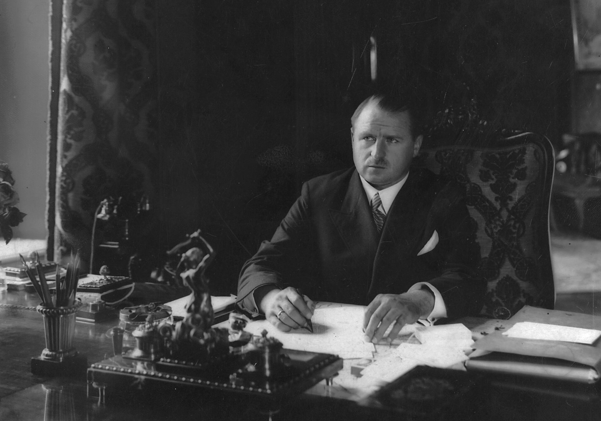 Prezydent schodzi z pomnika