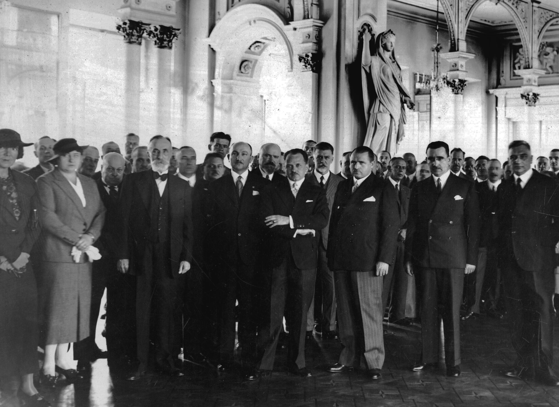 Prezydent schodzi z pomnika