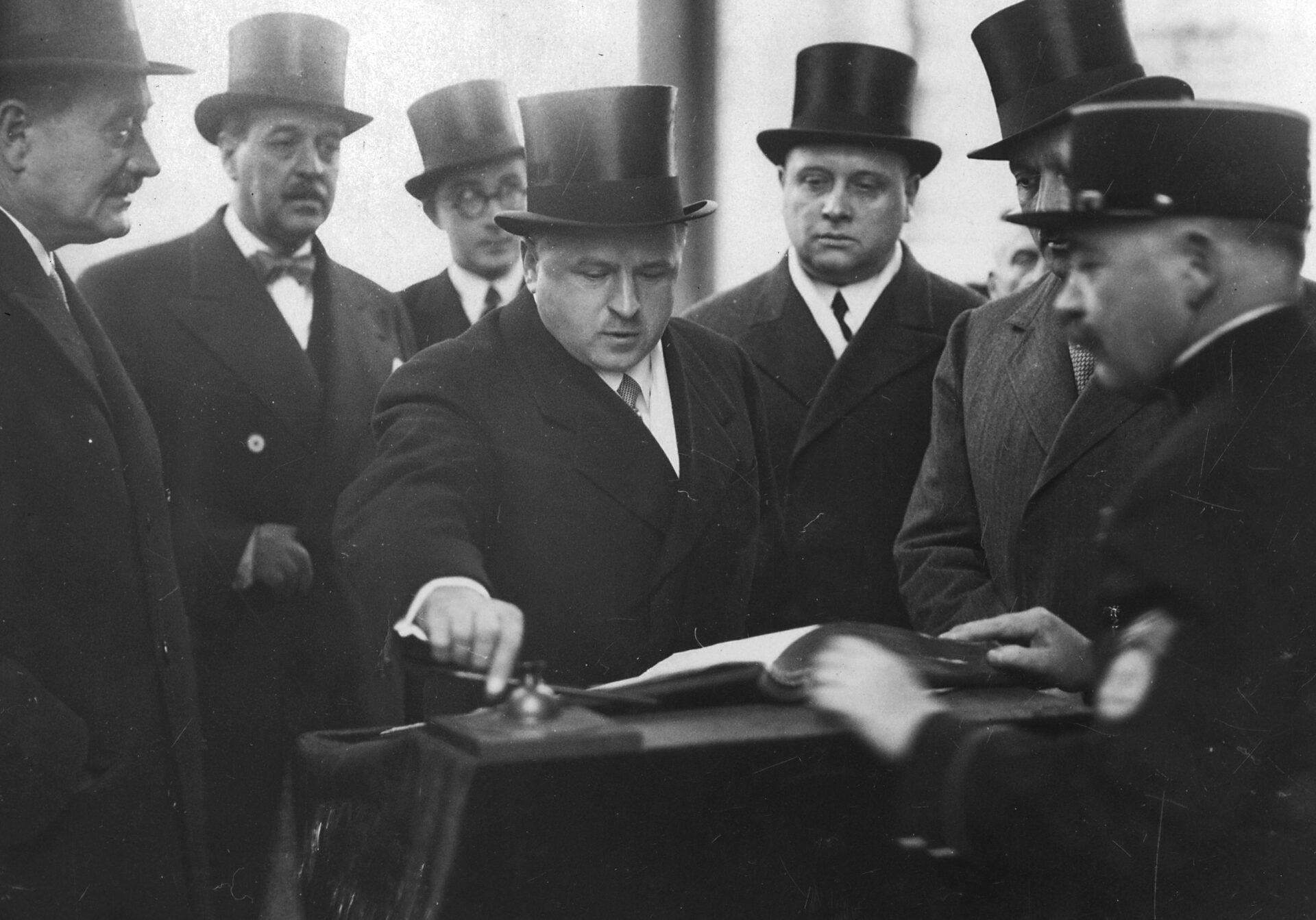 Prezydent schodzi z pomnika