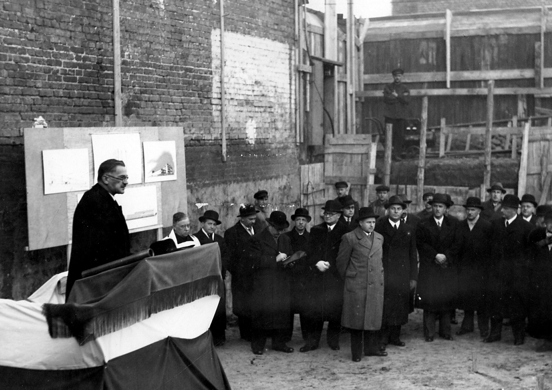 Prezydent schodzi z pomnika