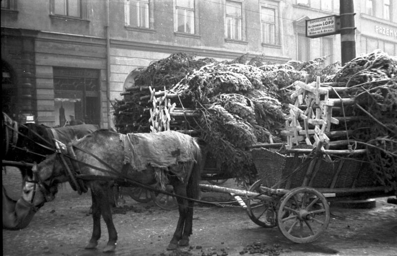 Przedświąteczny ruch na Rynku Gł&oacute;wnym. Krak&oacute;w, 1932 r.