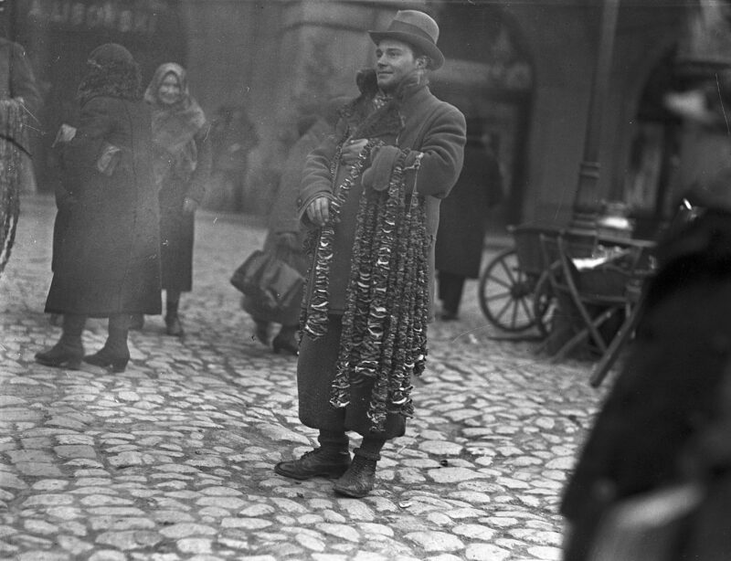 Przedświąteczny ruch na Rynku Gł&oacute;wnym. Krak&oacute;w, 1934 r.