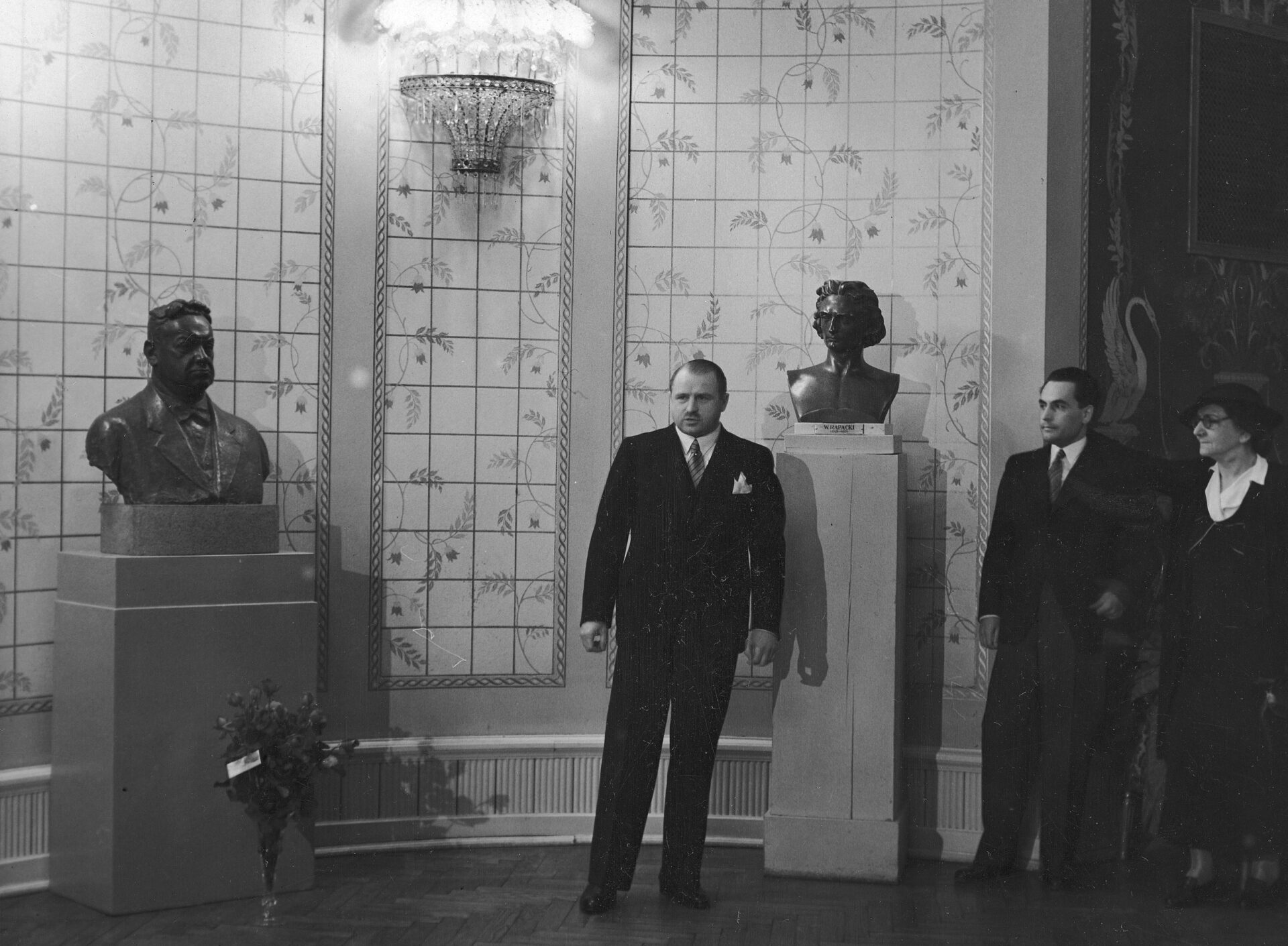 Prezydent schodzi z pomnika