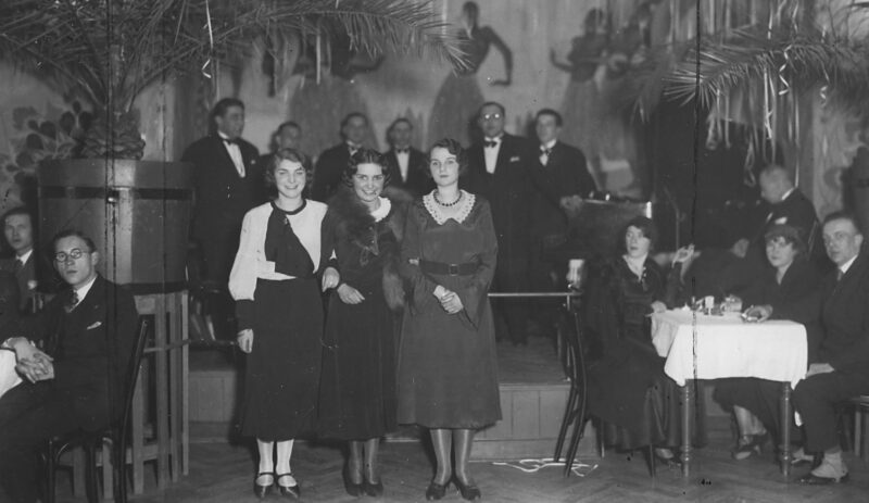 Karnawałowy dancing Syndykatu Dziennikarzy Krakowskich w restauracji "Pavillon". Krak&oacute;w, 1932 r.