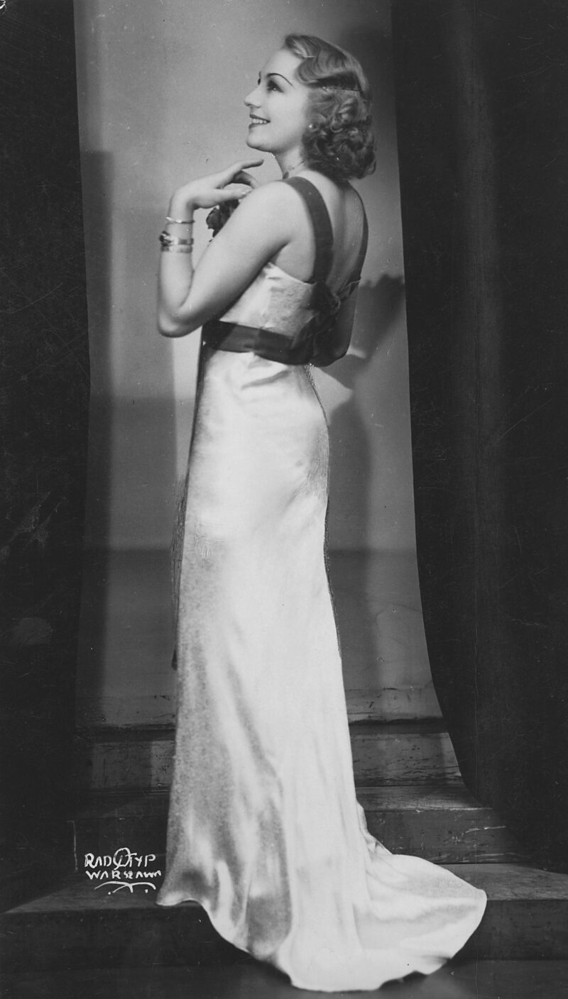 Tancerka Stefania Stanisławska wybrana "Kr&oacute;lową Karnawału" podczas balu polskiego Komitetu Popierania Sztuk Pięknych. Restauracji "Adria", Warszawa, 1936 r.