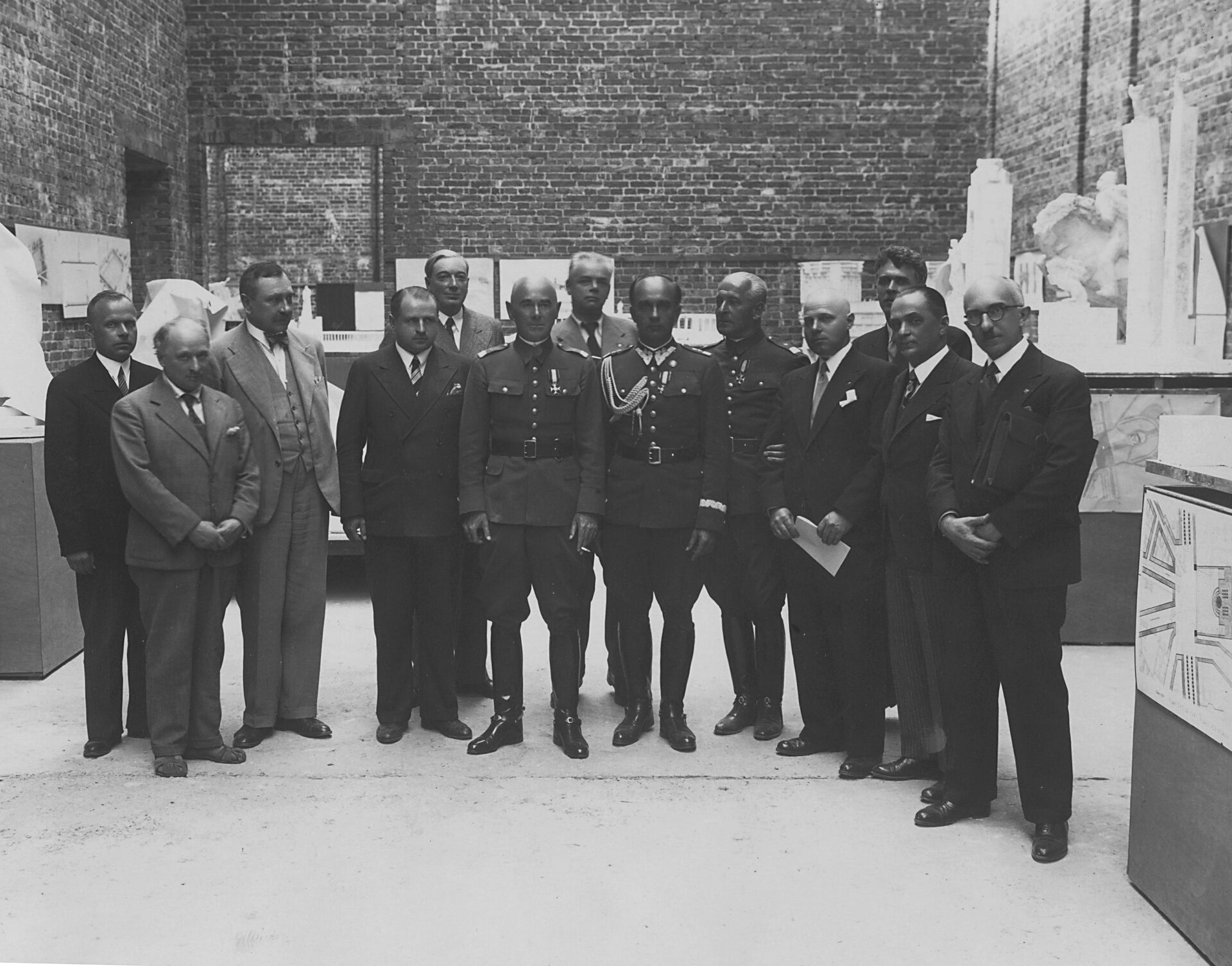 Prezydent schodzi z pomnika