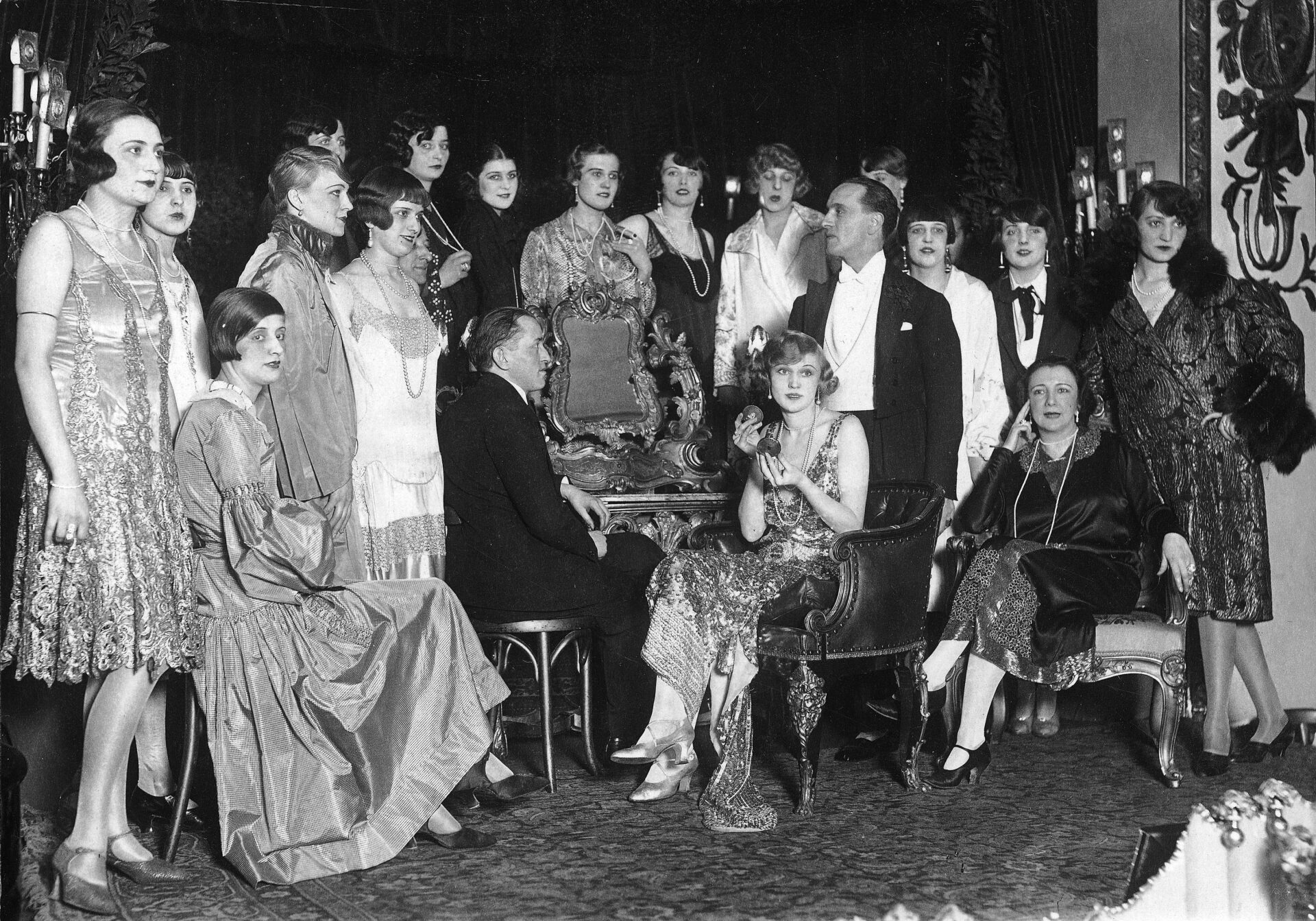 Mistrz Antoni &bdquo;Antoine&rdquo; Cierplikowski (stoi) podczas pokazu &bdquo;Fryzura przez wieki&rdquo;. Berlin, marzec 1926 r.