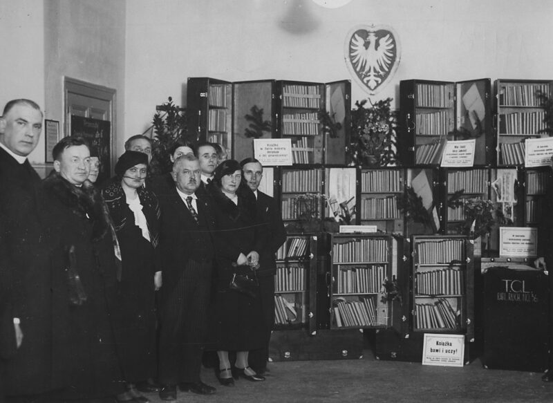 PIC_1-N-1210___OBR Towarzystwo Czytelni Ludowych w Poznaniu. Poświęcenie przez ks. Karola Milika ksiegozbioru 16 bibliotek ruchomych, 1935 r.