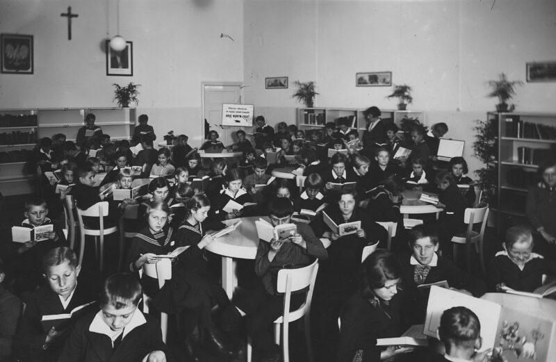 PIC_1-N-1211___OBR Towarzystwo Czytelni Ludowych w Poznaniu. Wnętrze czytelni dla dzieci i młodzieży, przy ul. Marcinkowskiego 7 w 1935 r.