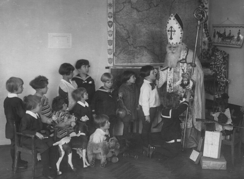 Św. Mikołaj odwiedza dzieci ze szkoły powszechnej Towarzystwa Szkoły Ludowej w Krakowie, 1925 r.