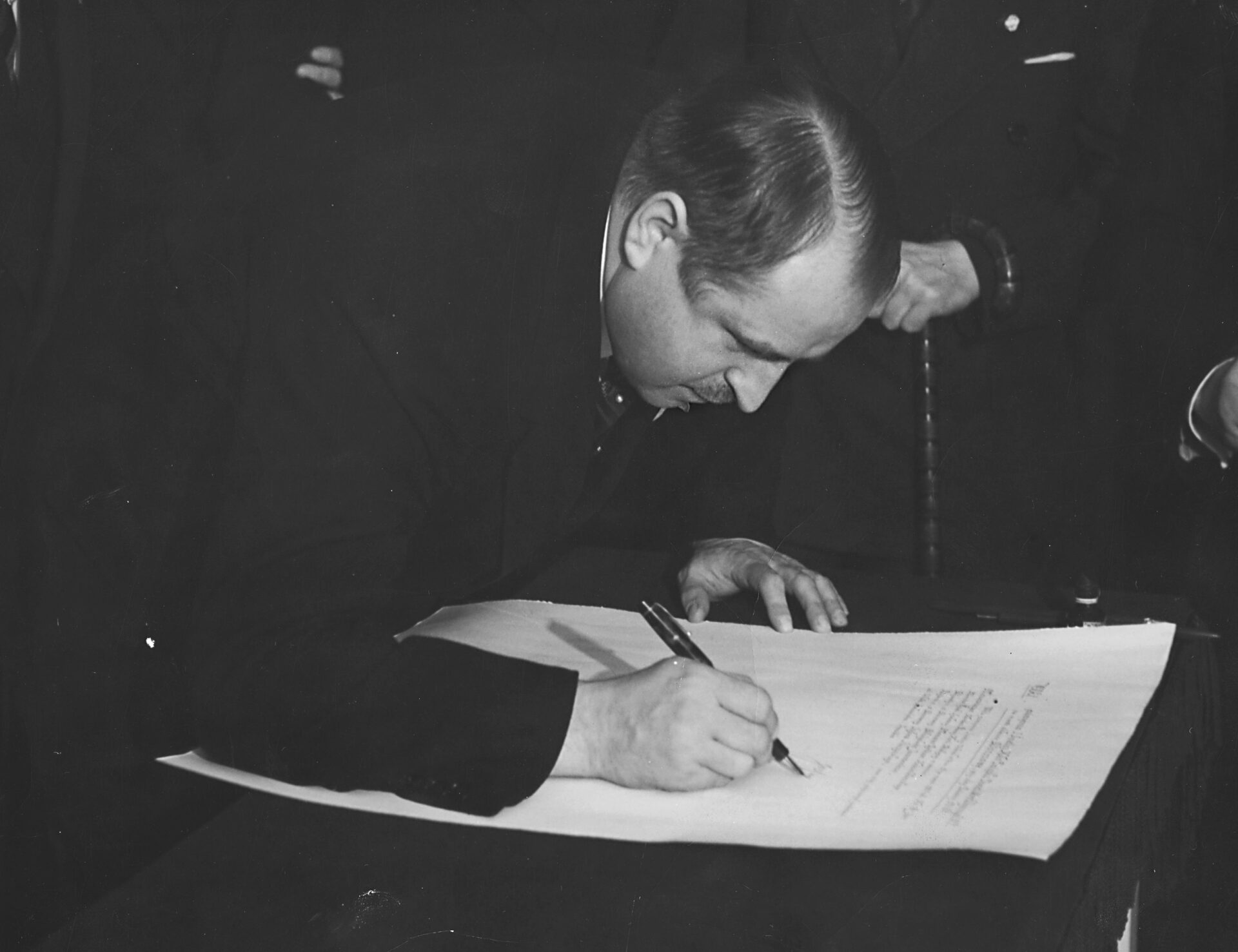 Prezydent schodzi z pomnika