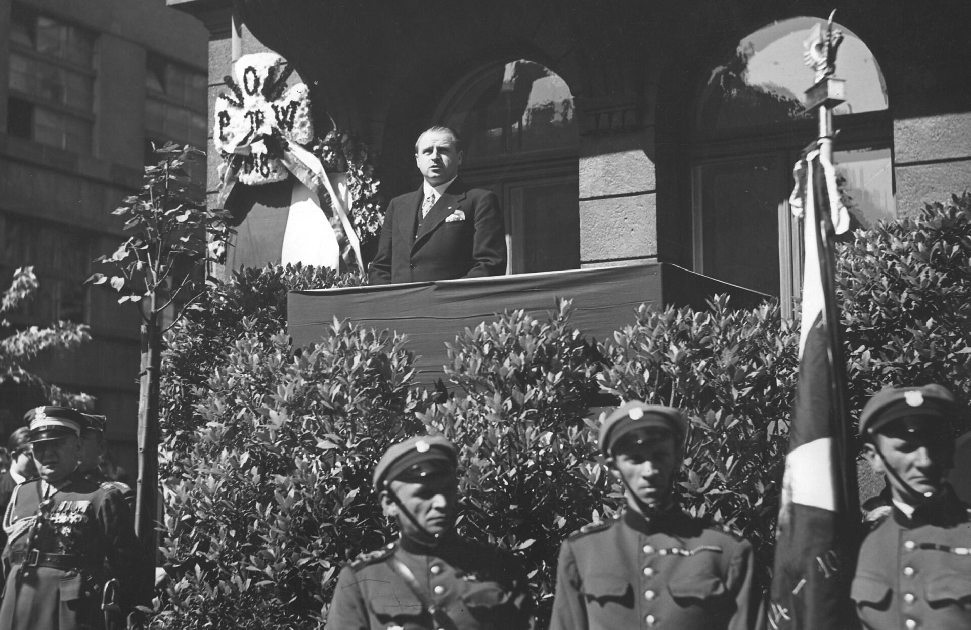 Prezydent schodzi z pomnika