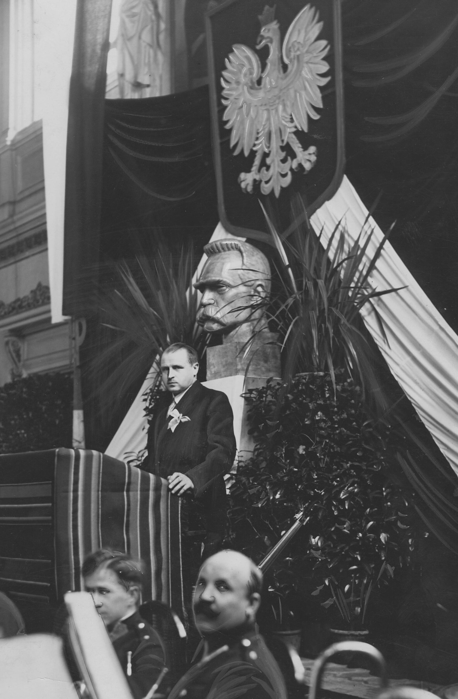 Prezydent schodzi z pomnika