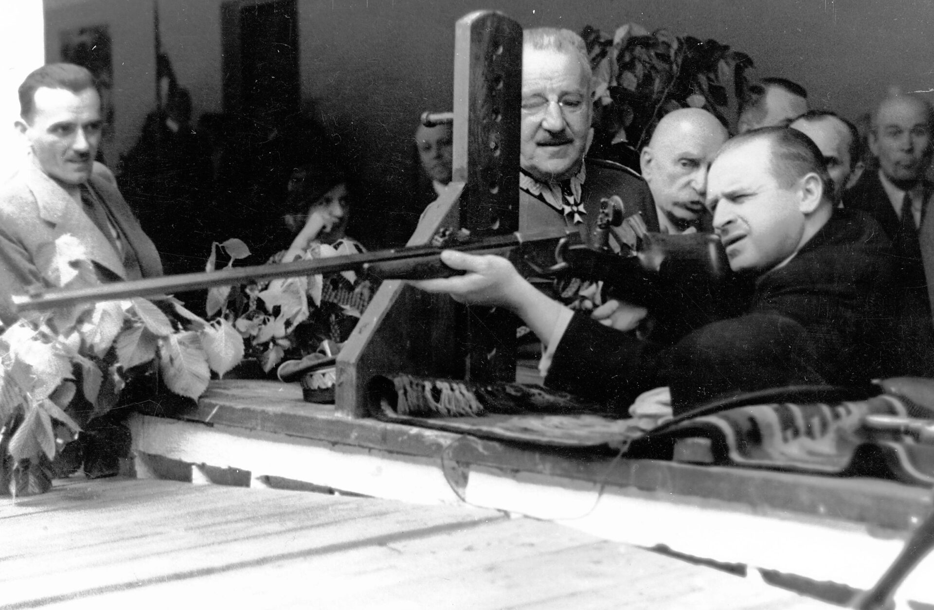 Prezydent Warszawy Stefan Starzyński oddaje strzał honorowy podczas spotkania Bractwa Kurkowego. Warszawa, maj 1936 r.