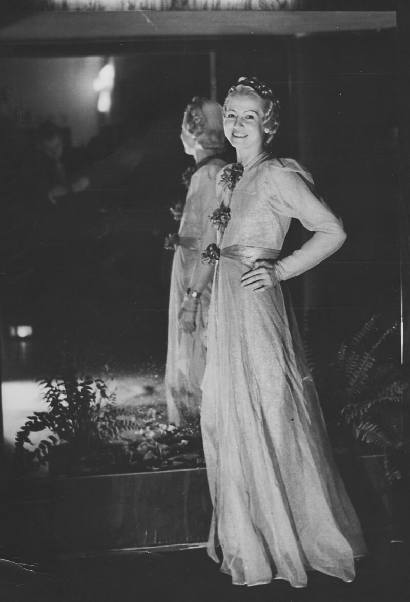 Aktorka Maria Bożejewicz&oacute;wna wybrana "I wicekr&oacute;lową karnawału" podczas balu dobroczynnego "Przyjaci&oacute;ł Sztuki Polskiej". Warszawa, luty 1938 r.