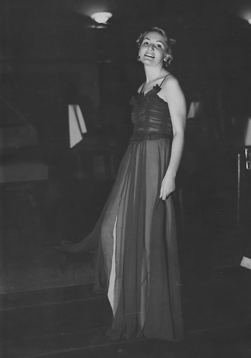 Lucyna Konarska wybrana "II wicekr&oacute;lową karnawału" podczas balu dobroczynnego "Przyjaci&oacute;ł Sztuki Polskiej". Warszawa, luty 1938 r.