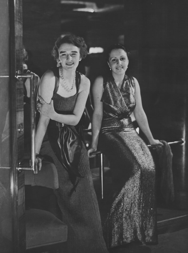 Baronowa Krystyna Coche oraz c&oacute;rka posła nadzwyczajnego i ministra pełnomocnego Bułgarii w Polsce pani Nedy Trajanow podczas balu dobroczynnego "Przyjaci&oacute;ł Sztuki Polskiej". Warszawa, luty 1938 r.