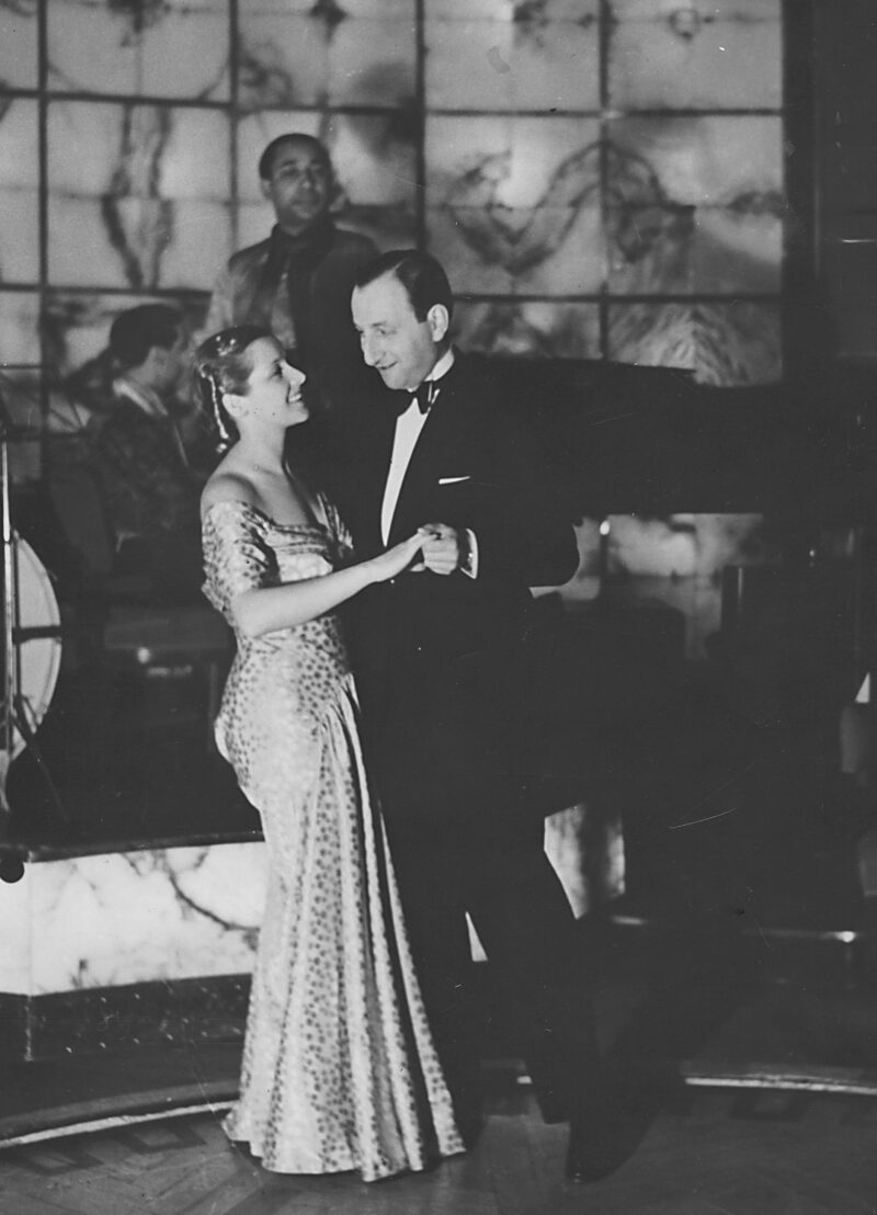 Aktorzy: Kazimierz Krukowski "kr&oacute;l karnawału" i Helena Gross&oacute;wna "kr&oacute;lowa karnawału" podczas balu dobroczynnego "Przyjaci&oacute;ł Sztuki Polskiej". Warszawa, luty 1938 r.