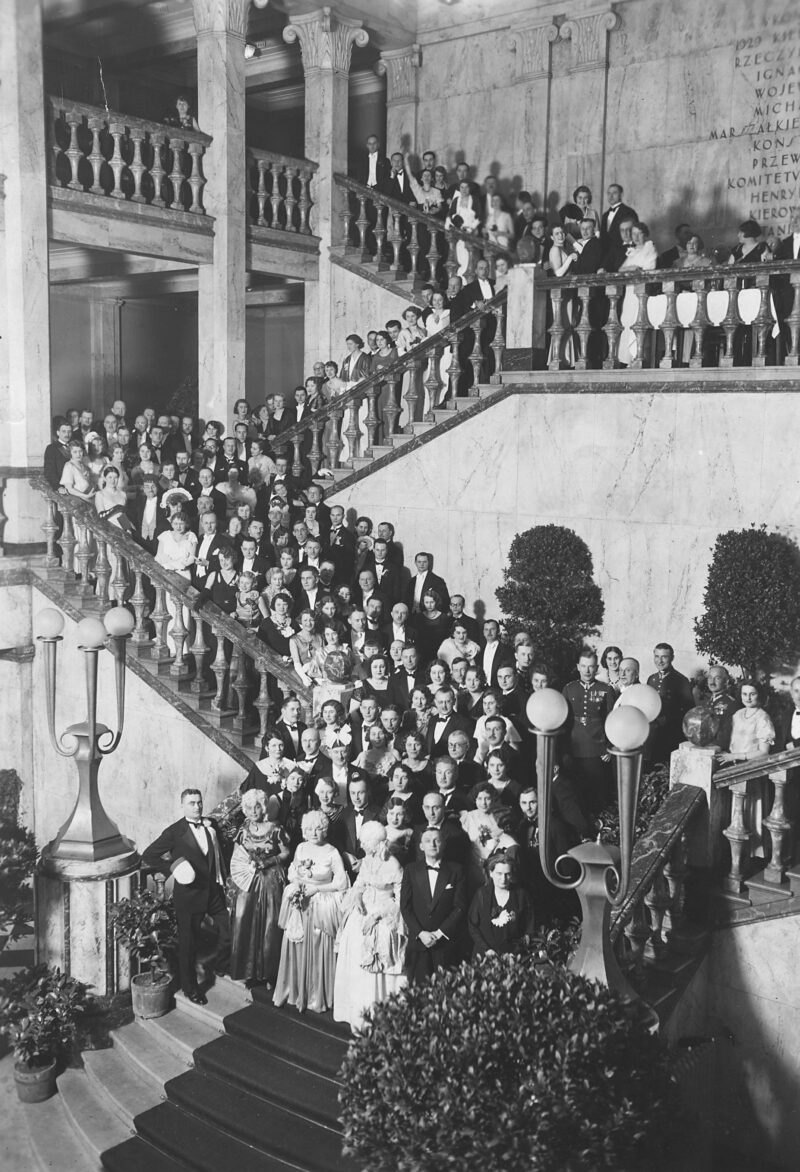 PIC_1-P-2628___OBR Bal Towarzystwa Czytelni Ludowej w Katowicach. uczestnicy na schodach westybulu Sejmu Śląskiego, luty 1935 r.