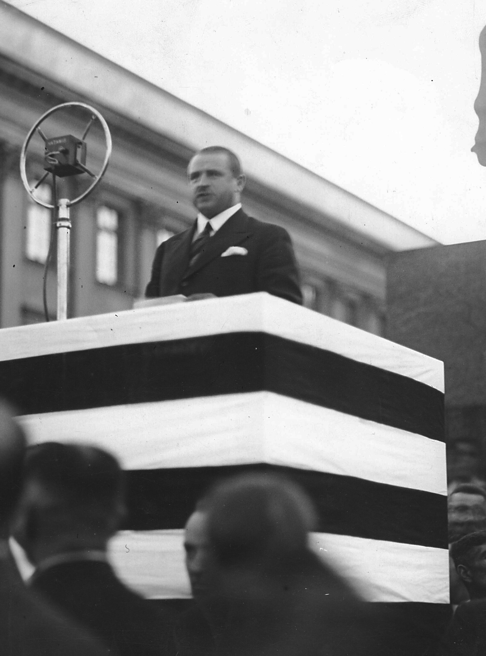 Prezydent schodzi z pomnika