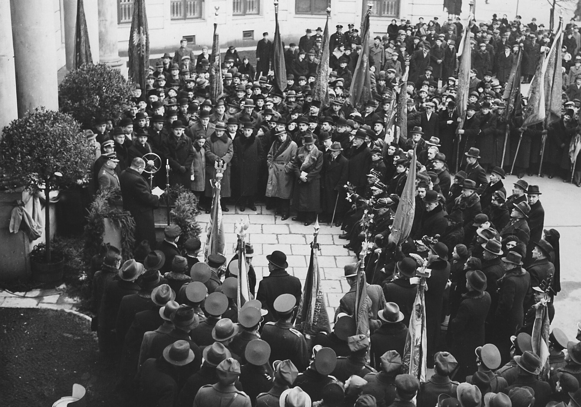 Prezydent schodzi z pomnika