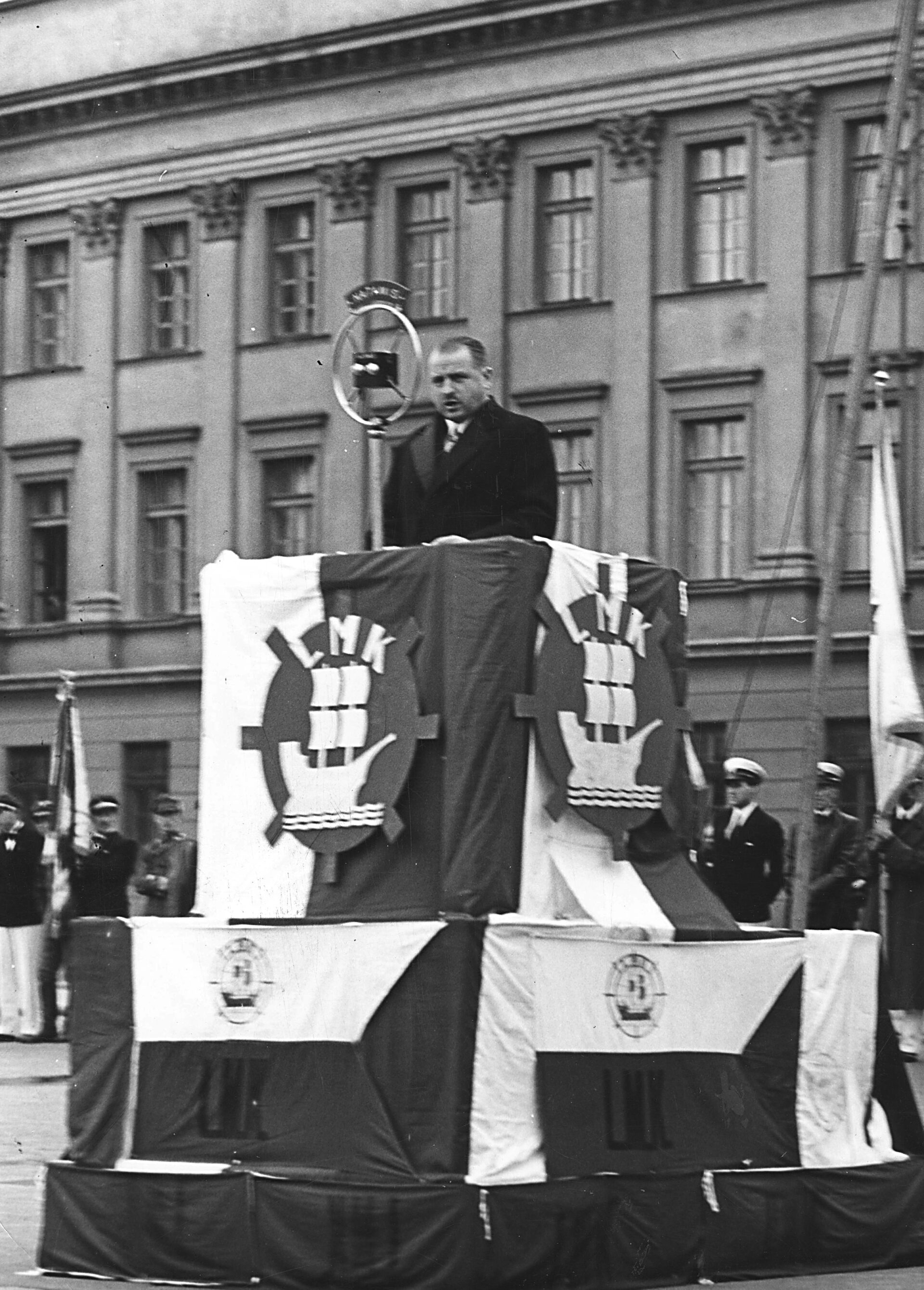 Prezydent schodzi z pomnika