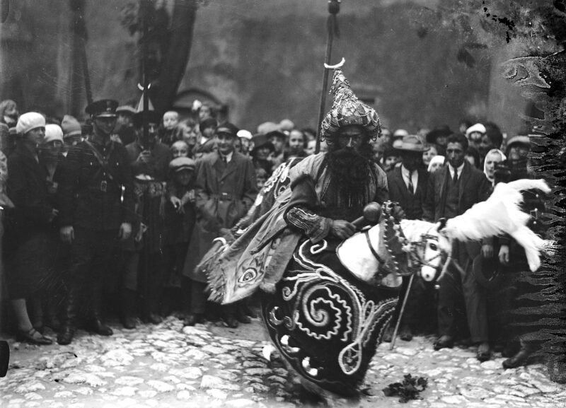 Lajkonik podczas tańca na dziedzińcu klasztoru SS. Norbertanek. Krak&oacute;w, czerwiec 1925 r.