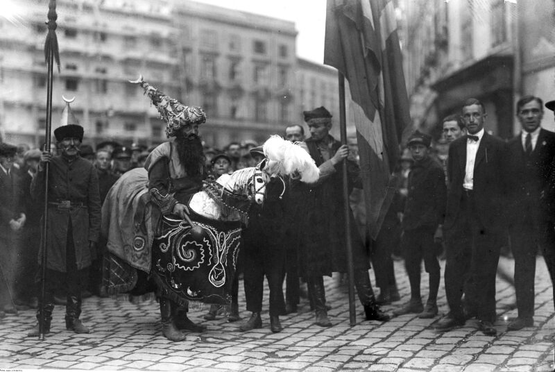 Lajkonik na ulicach miasta. Krak&oacute;w, czerwiec 1927 r.