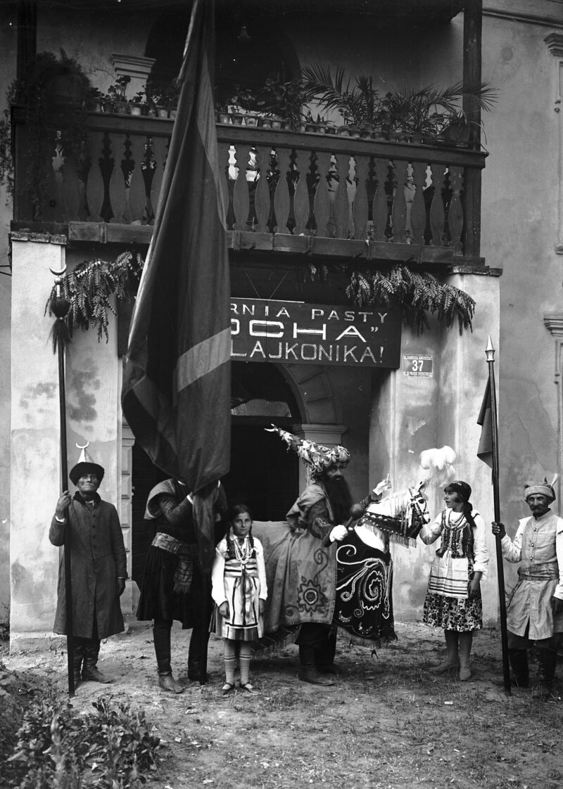 Lajkonik na ulicach miasta. Krak&oacute;w, czerwiec 1930 r.