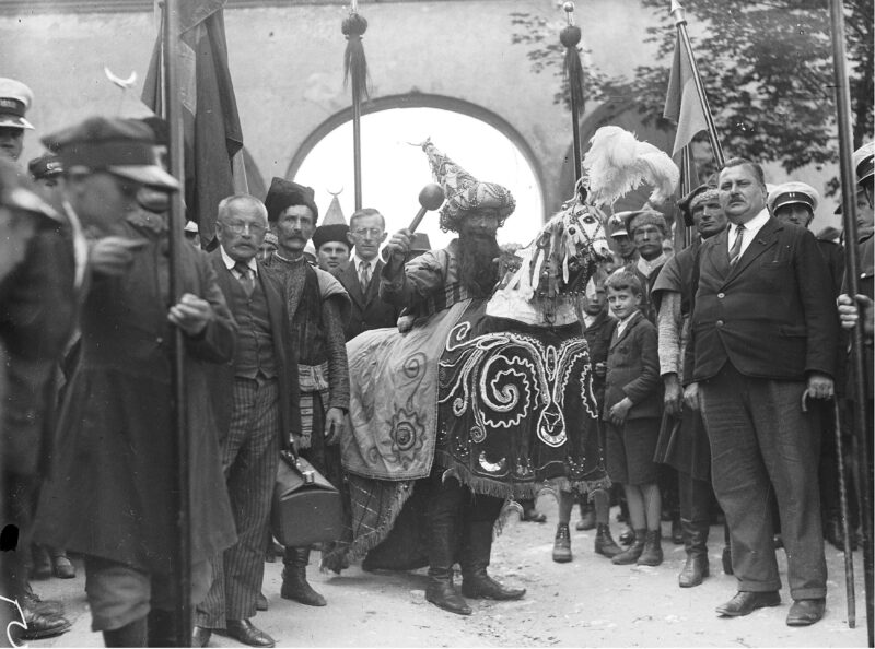 Lajkonik na ulicach miasta. Krak&oacute;w, czerwiec 1934 r.