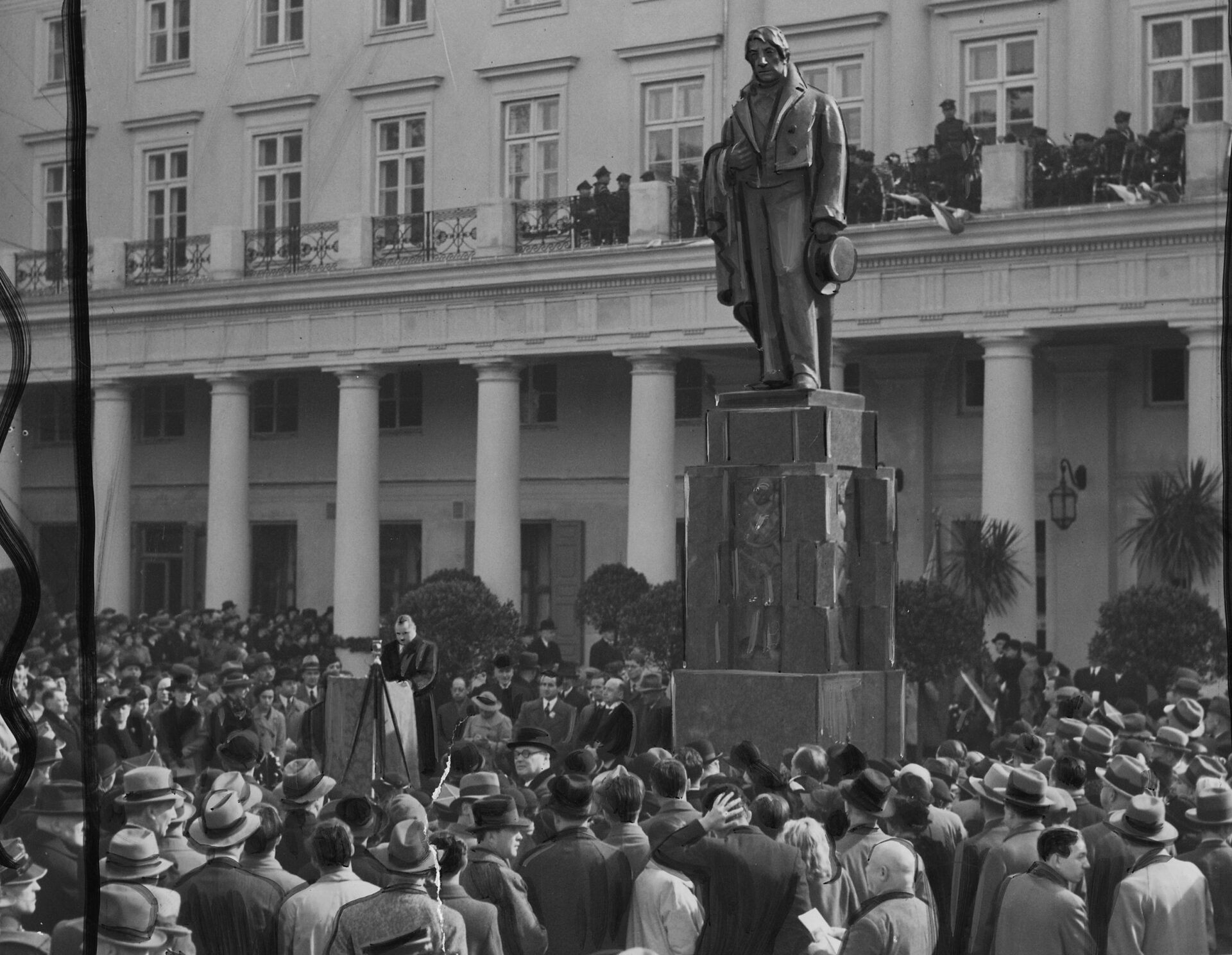 Prezydent schodzi z pomnika