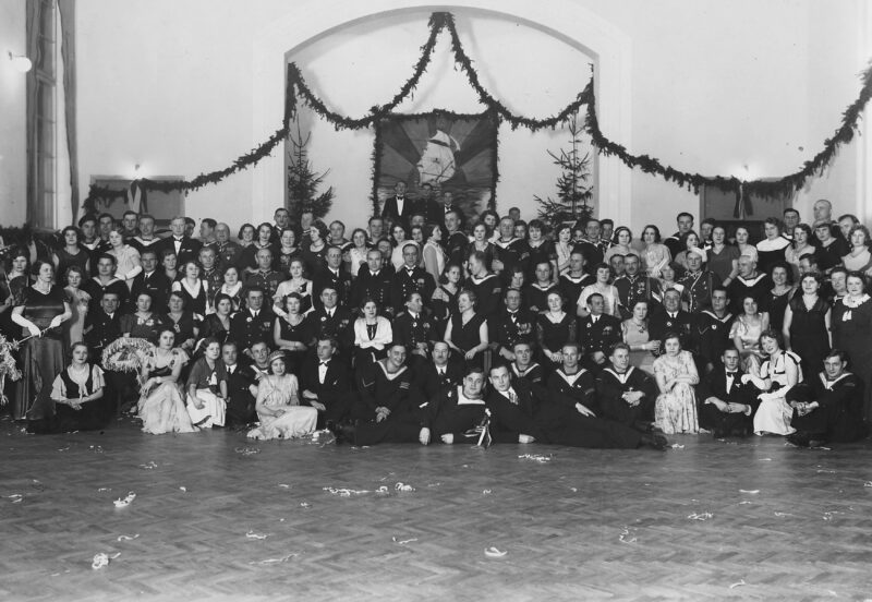 Bal karnawałowy Korpusu Podoficer&oacute;w w salach Kasyna Podoficerskiego floty na Oksywiu. Gdynia, 1934 r.