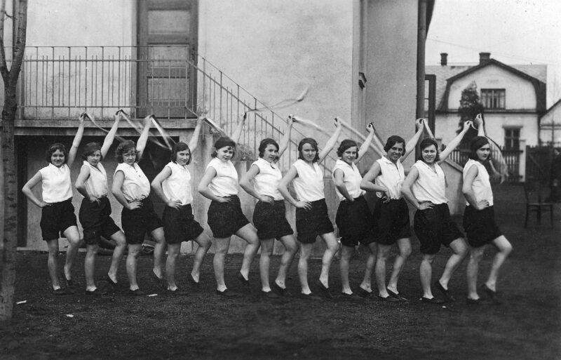 PIC_1-Z-380-6___OBR Dziewczęta i chłopcy z Towarzystwa Gimnastycznego "Sokół" na wyjeździe w Czechosłowacji – Frysztat, dwudziestolecie międzywojenne
