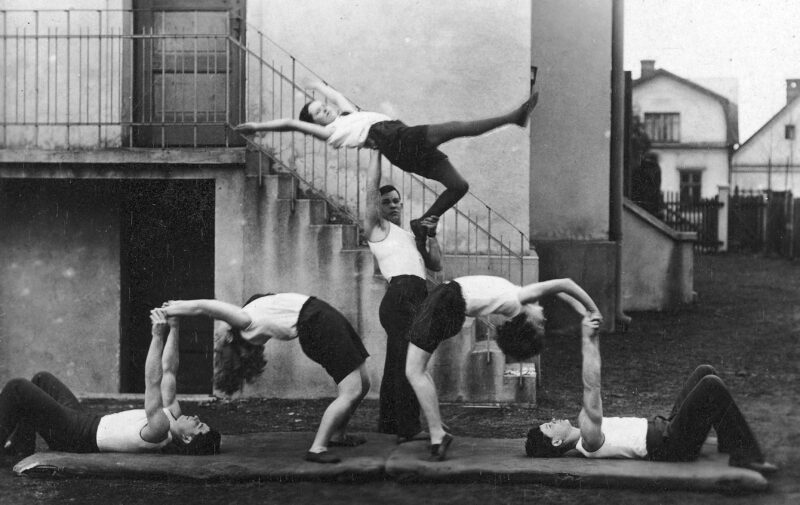 PIC_1-Z-380-7___OBR Dziewczęta i chłopcy z Towarzystwa Gimnastycznego "Sokół" na wyjeździe w Czechosłowacji – Frysztat, dwudziestolecie międzywojenne