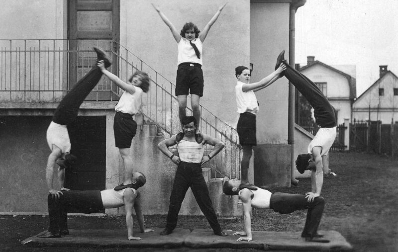 Tytuł tematu: Polskie Towarzystwo Gimnastyczne "Sokół" w CzechosłowacjiKliknij, aby powiekszycOpis obrazu: Członkowie Towarzystwa Gimnastycznego "Sokół" ustawieni w figurze gimnastycznej.Data wydarzenia: 1919 - 1938Miejsce: FrysztatOsoby wido Dziewczęta z Towarzystwa Gimnastycznego "Sokół" na wyjeździe w Czechosłowacji – Frysztat, dwudziestolecie międzywojenne