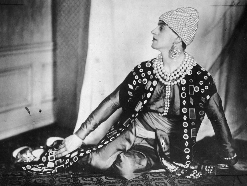 PIC_1-Z-440___OBR Mistrz Antoni „Antoine” Cierplikowski - fotografia portretowa, w kostiumie, fotografia wykonana w atelier, 1925 r.