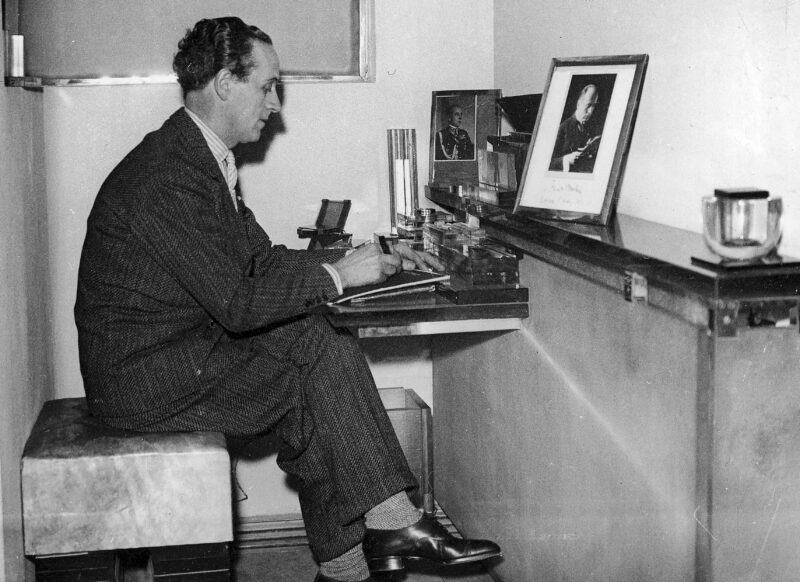 PIC_1-Z-443-1___OBR Mistrz Antoni „Antoine” Cierplikowski w swoim mieszkaniu przy rue Saint-Didier. Na półce stoją fotografie Benito Mussoliniego i Bolesława Wieniawy- Długoszowskiego. Paryż, 1933 r.