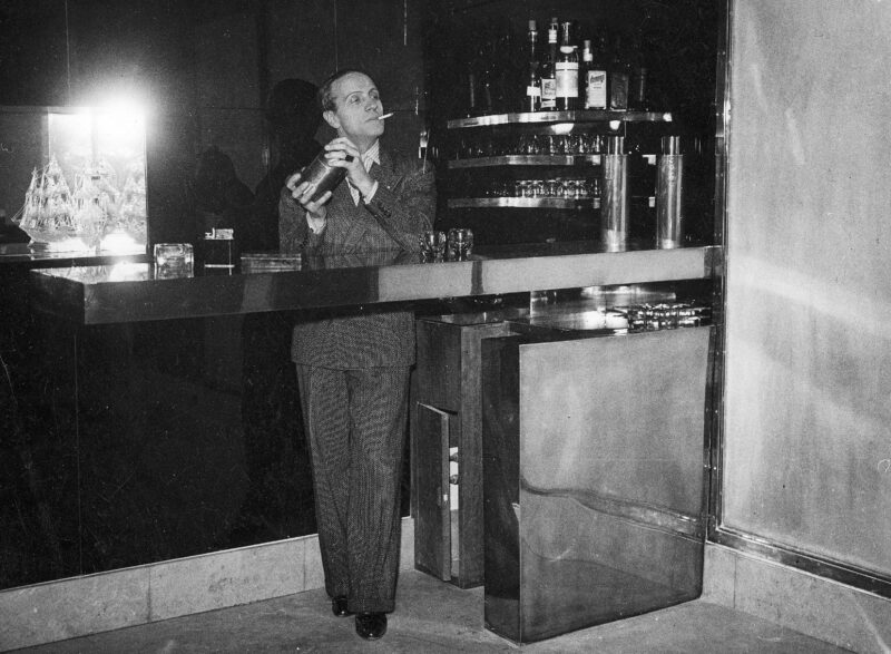 PIC_1-Z-443-2___OBR Mistrz Antoni „Antoine” Cierplikowski w swoim mieszkaniu przy rue Saint-Didier w Paryżu, 1933 r.