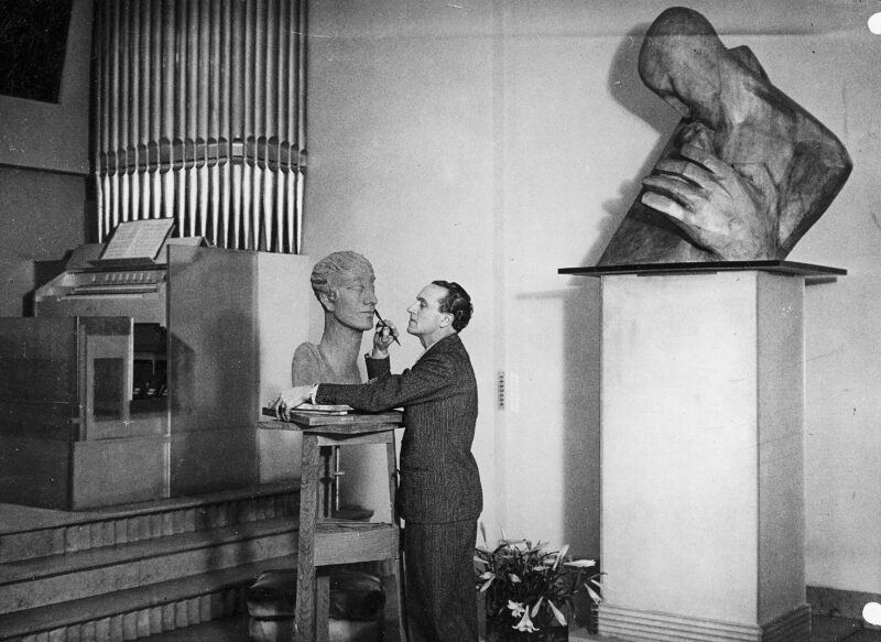 PIC_1-Z-443-3___OBR Mistrz Antoni „Antoine” Cierplikowski tworzy w swoim mieszkaniu przy rue Saint-Didier. W głębi organy, na których grał w wolnych chwilach. Z prawej rzeźba Xawerego Dunikowskiego "Tchnienie". Paryż, 1933 r.