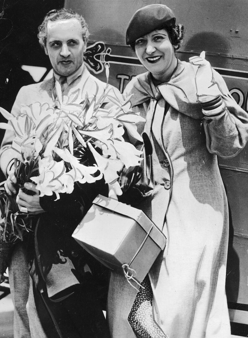 PIC_1-Z-450___OBR Mistrz Antoni „Antoine” Cierplikowski z bukietem ulubionych lilii, które otrzymał od wielbicielek. Powitanie na lotnisku w Nowym Jorku, sierpień 1933 r.