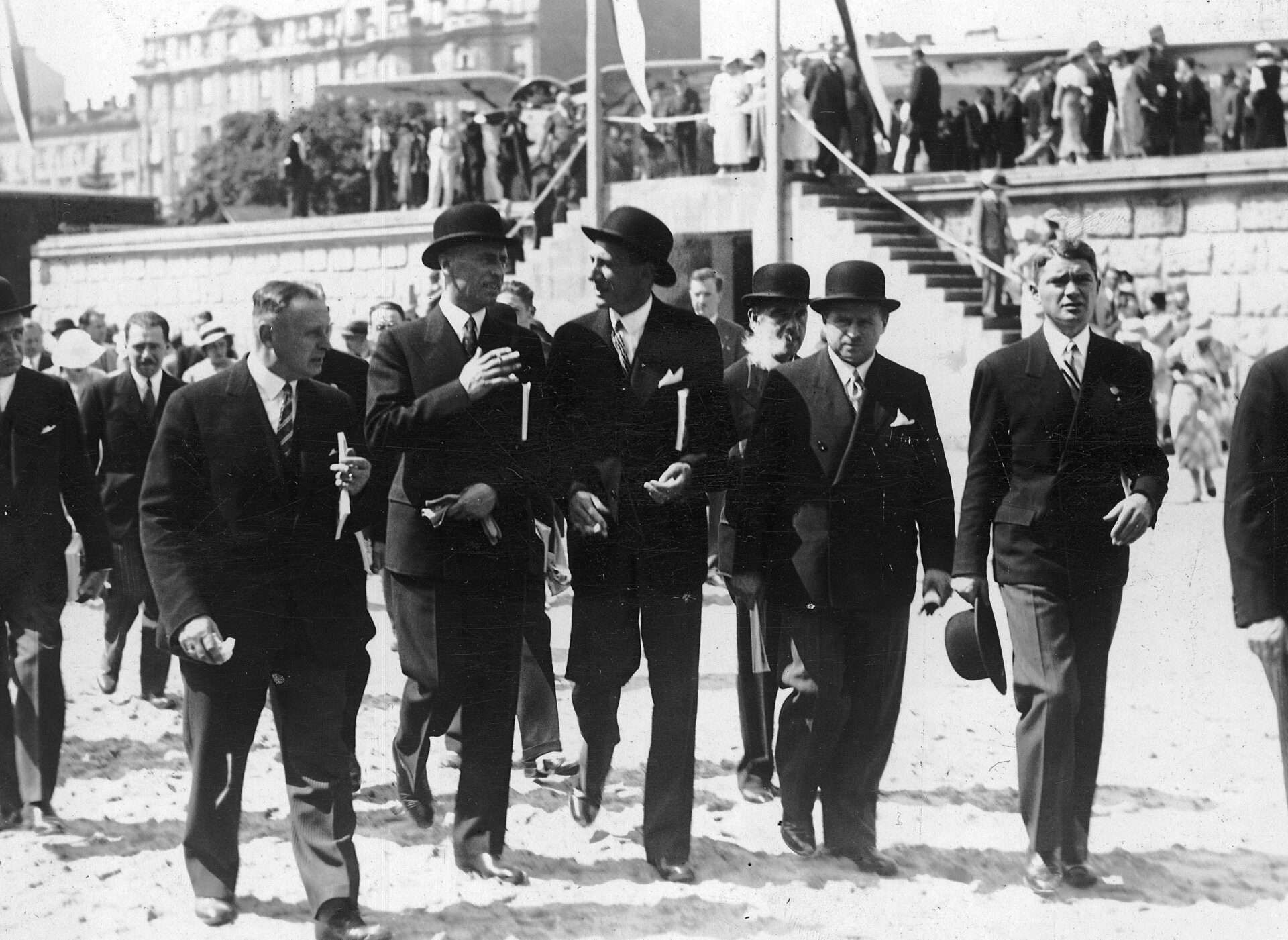 Prezydent schodzi z pomnika