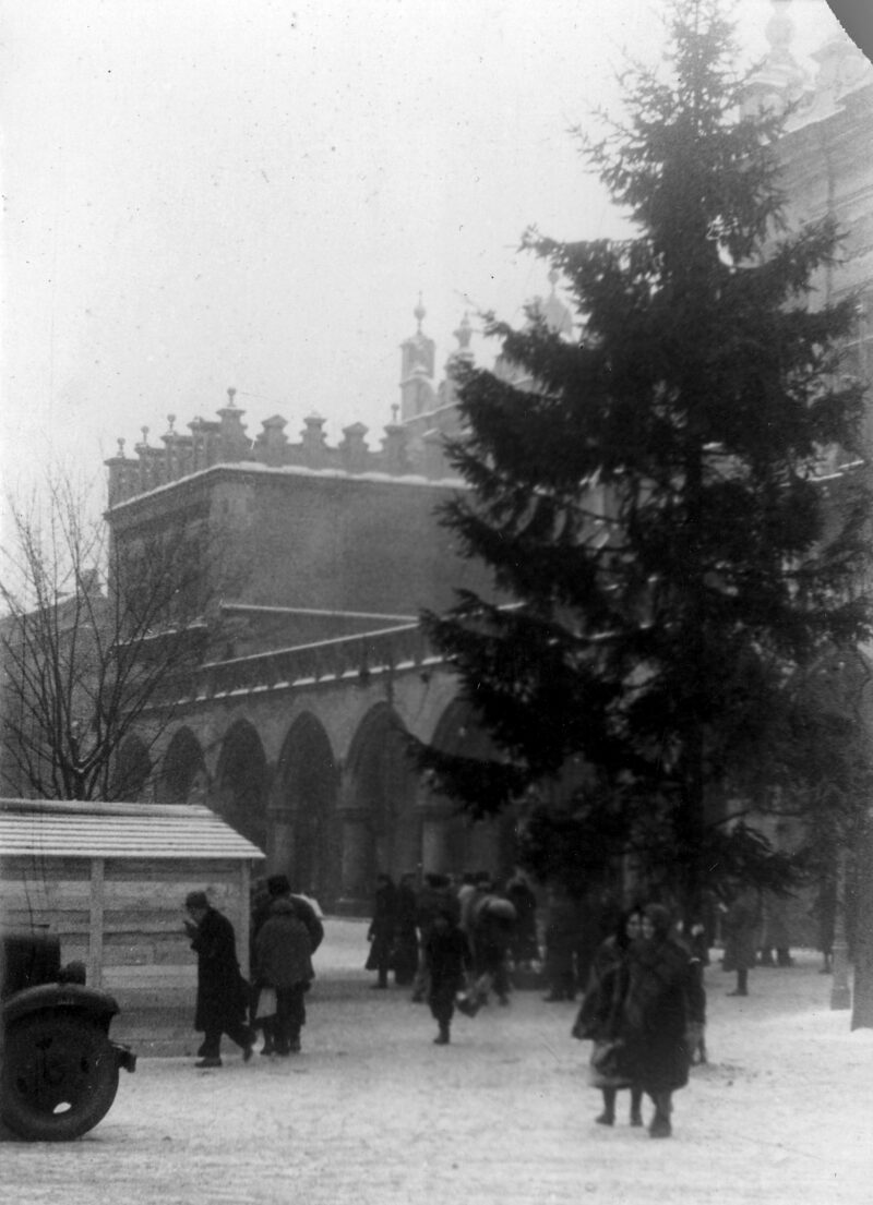 Choinka na Rynku Gł&oacute;wnym. Krak&oacute;w, przed 1932 r.