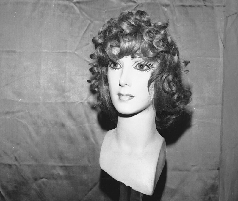 PIC_40-6-44-1___OBR Peruka wykonana przez Antoniego Cierplikowskiego eksponowana w zakładzie Janusza Szymańskiego w Warszawie, 1970 r.