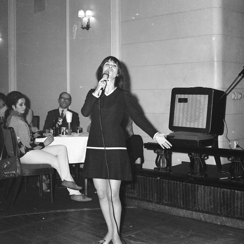 Andrzejki w kawiarni "Nowy Świat". Warszawa, 1966 r. Fot. Grażyna Rutowska / NAC