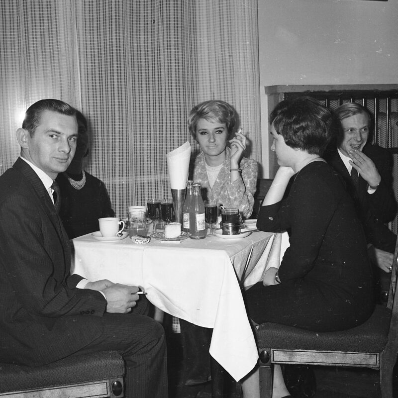 Andrzejki w kawiarni "Nowy Świat". Warszawa, 1966 r. Fot. Grażyna Rutowska / NAC