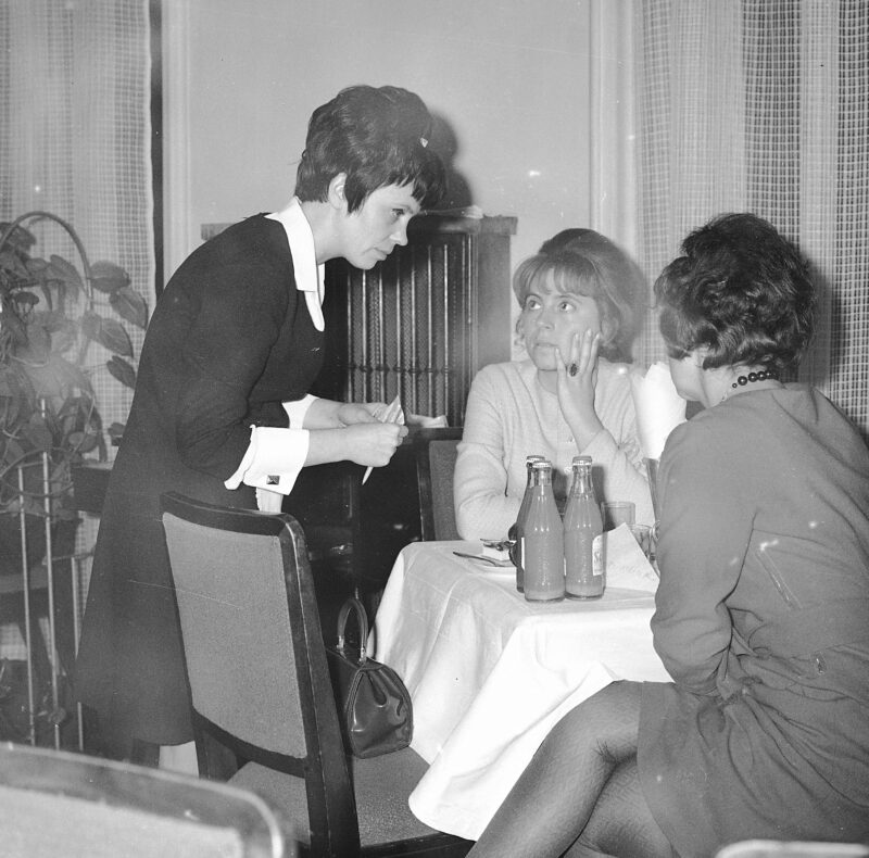 Andrzejki w kawiarni "Nowy Świat". Warszawa, 1966 r. Fot. Grażyna Rutowska / NAC