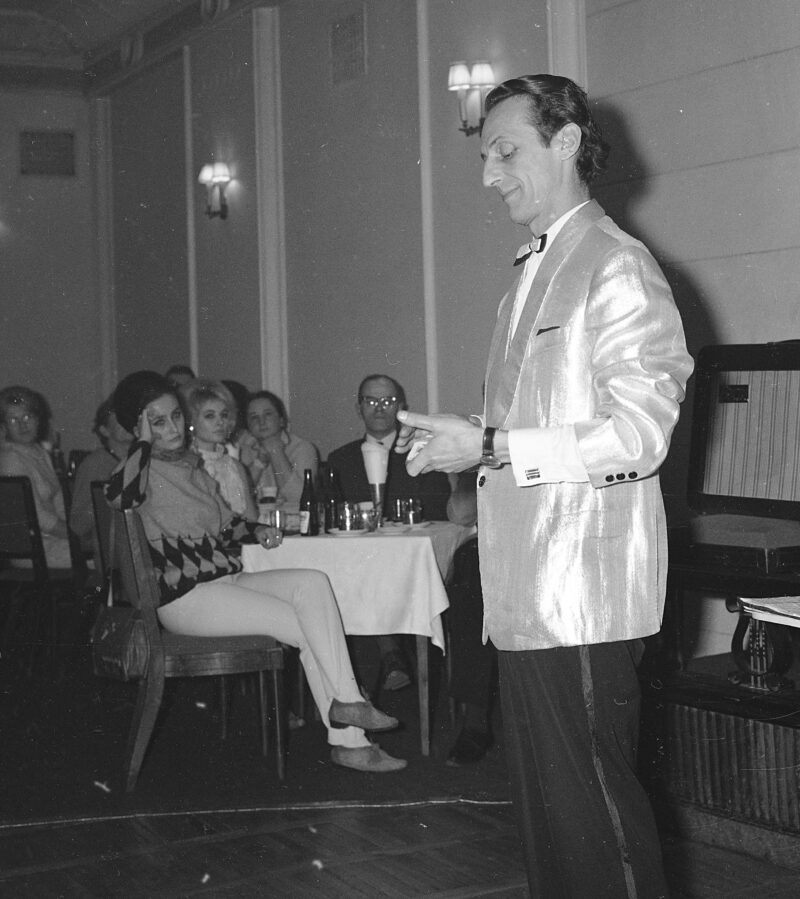 Andrzejki w kawiarni "Nowy Świat". Warszawa, 1966 r. Fot. Grażyna Rutowska / NAC