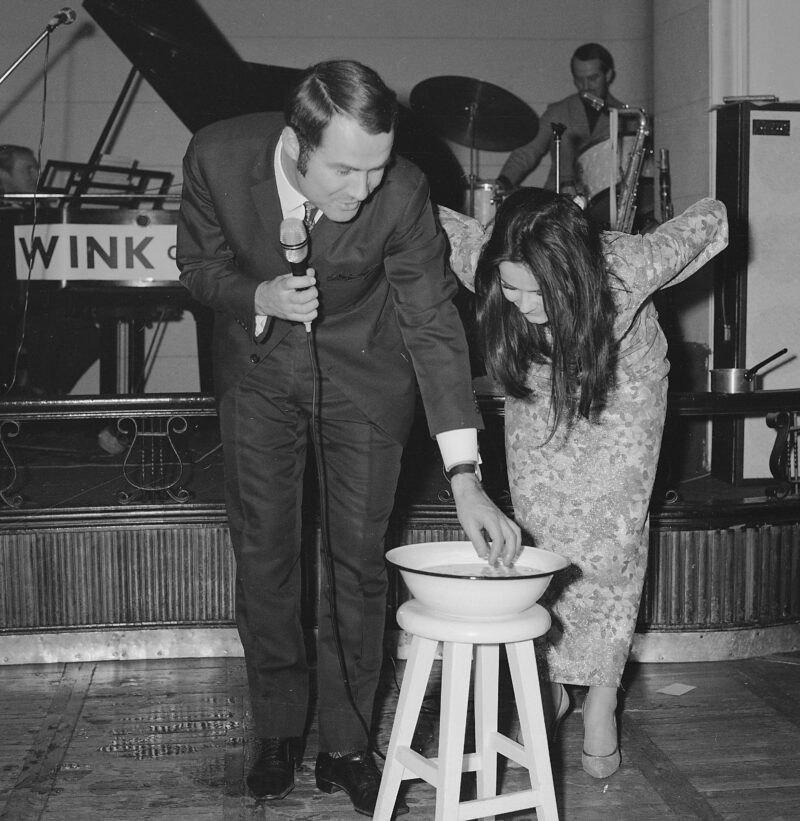 Andrzejki w kawiarni "Nowy Świat". Warszawa, 1966 r. Fot. Grażyna Rutowska / NAC