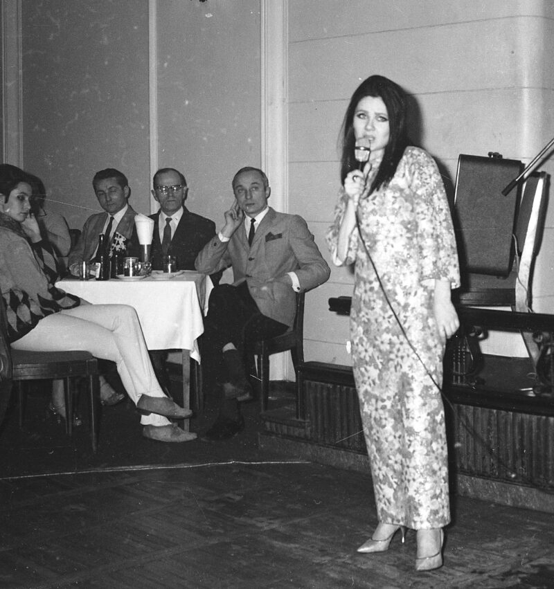 Andrzejki w kawiarni "Nowy Świat". Warszawa, 1966 r. Fot. Grażyna Rutowska / NAC