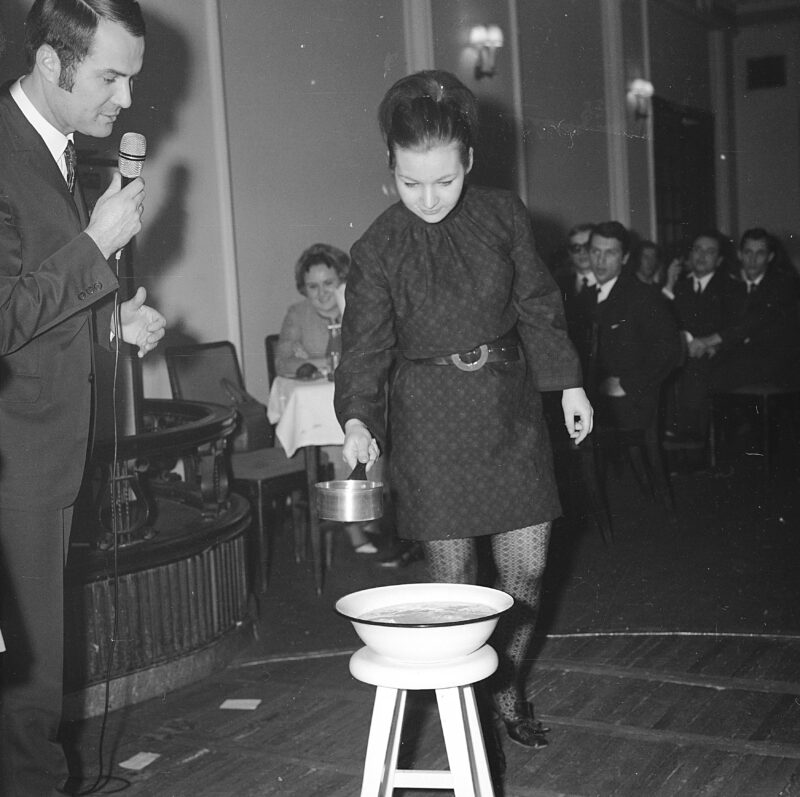 Andrzejki w kawiarni "Nowy Świat". Warszawa, 1966 r. Fot. Grażyna Rutowska / NAC